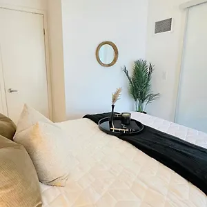 https://downtown-toronto-condo-near-cn-tower.niagara-fallshotels.com